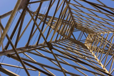 Elektrik enerjisini taşımak için bakır kabloları destekleyen elektrik kulesi; elektrik taşıyan kabloları desteklemek için mühendislik işi