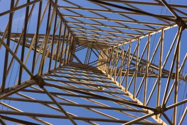 Elektrik enerjisini taşımak için bakır kabloları destekleyen elektrik kulesi; elektrik taşıyan kabloları desteklemek için mühendislik işi