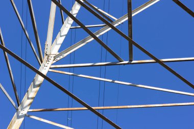 Elektrik enerjisini taşımak için bakır kabloları destekleyen elektrik kulesi; elektrik taşıyan kabloları desteklemek için mühendislik işi