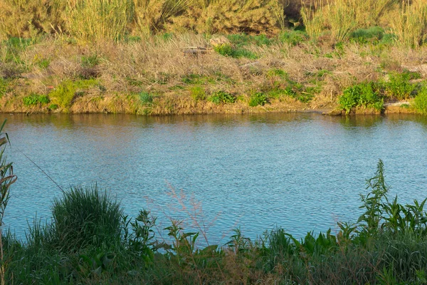 Baix Llobregat bölgesinden geçen Llobregat Nehri Akdeniz 'de ve Barselona şehrinde ağzına çok yakın..