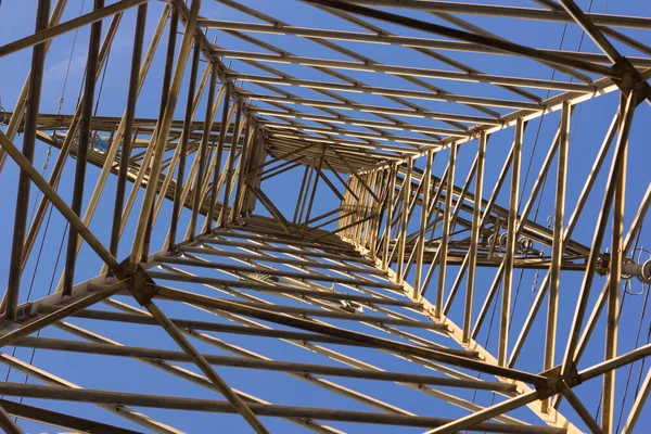 Elektrik enerjisini taşımak için bakır kabloları destekleyen elektrik kulesi; elektrik taşıyan kabloları desteklemek için mühendislik işi