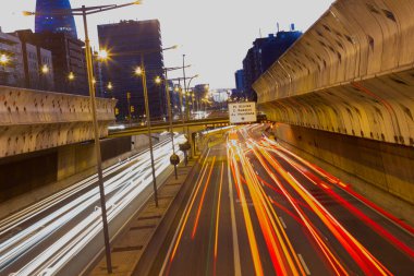 Barselona, Katalonya, İspanya ve Avrupa 'nın çevre yollarının gece görüşü. Gece Barselona 'da araç trafiği.