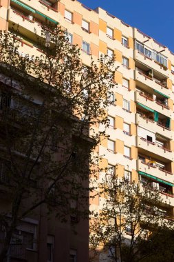 Mavi gökyüzünün arka planına karşı binaların köşeleri; basit işçi sınıfı komşu binaların köşeleri tarafından oluşturulan açılar. Terası olmayan binaların pencereleri.