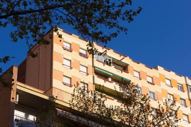 Mavi gökyüzünün arka planına karşı binaların köşeleri; basit işçi sınıfı komşu binaların köşeleri tarafından oluşturulan açılar. Terası olmayan binaların pencereleri.