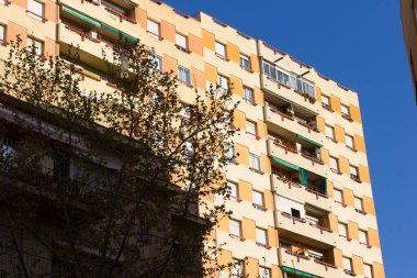 Mavi gökyüzünün arka planına karşı binaların köşeleri; basit işçi sınıfı komşu binaların köşeleri tarafından oluşturulan açılar. Terası olmayan binaların pencereleri.