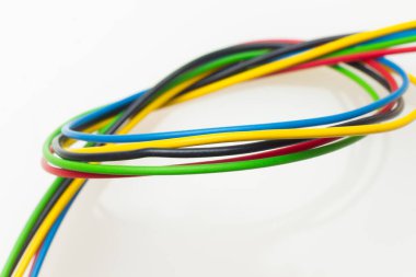 Renkli kablolar, elektrik ve teknolojik bağlantılar için renkli plastikle kaplı bakır kablolar. Beyaz arkaplanda kablolar. Temel renkler.
