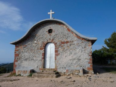 Barcelona şehrinin yakınlarındaki bir dağın tepesinde küçük bir inziva yeri. Mü 'minlerin haccına ve geçit törenine. Katolik Kilisesi