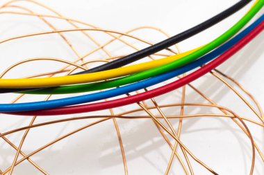 Elektrik iletimi için bakır kablolar ve renkli elektrik kabloları; elektronik devreler için kablolar; küçük çaplı bakır teller