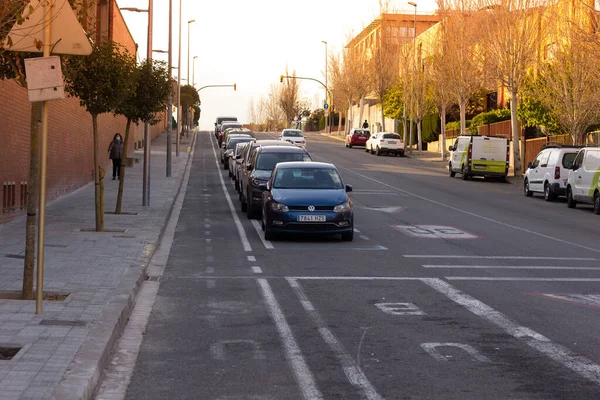 Calle Industrial Vacía Con Muy Pocos Coches Con Plaza Aparcamiento —  Fotos de Stock