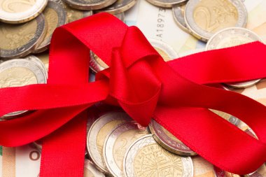 Hediye olarak para; Yıldönümünde ya da Noel partilerinde hediye olarak para vermek; kırmızı kurdeleli para; fikir eksikliği çektiğimizde, para hediye olarak verilir.