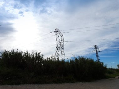 Elektrik enerjisini ev ve işletmelere elektrik sağlamak için coğrafyanın farklı noktalarına taşımak üzere tasarlanmış metal kuleler..