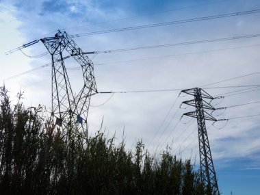 Elektrik enerjisini ev ve işletmelere elektrik sağlamak için coğrafyanın farklı noktalarına taşımak üzere tasarlanmış metal kuleler..