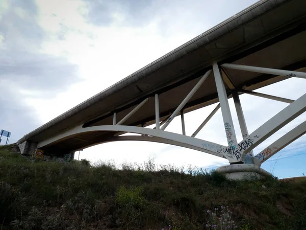 Köprü Sütunlarıyla Birlikte Nehri Geçebilmek Için Araba Kamyonların Ağırlığını Taşıması — Stok fotoğraf