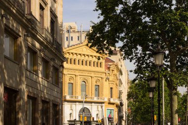 Barselona 'nın merkezindeki klasik binaların klasik pencereleri, modernist binalar. Çok uluslu şirketlerin ofisleri ve burjuvazinin evleri.