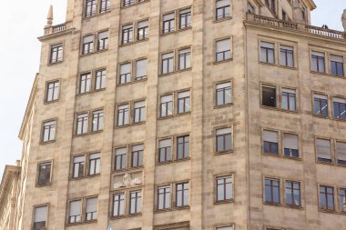 Barselona 'nın merkezindeki klasik binaların klasik pencereleri, modernist binalar. Çok uluslu şirketlerin ofisleri ve burjuvazinin evleri.