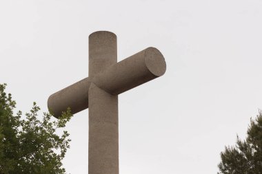 Bir dağın tepesinde bir taş haç, Hristiyanlığın sembolü. Yansıma noktası. 