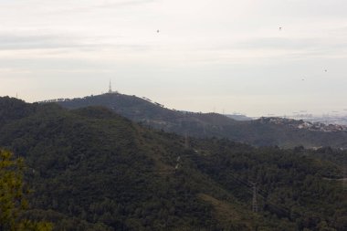 Barcelona şehri yakınlarındaki Collcerola dağlarından genel manzara, Katalonya, İspanya.
