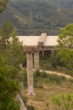 Taş ocağından çıkarılan mineralleri işleme için fabrikaya taşıma bandı büyük farklılıkların üstesinden gelmek için..