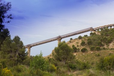 Taş ocağından çıkarılan mineralleri işleme için fabrikaya taşıma bandı büyük farklılıkların üstesinden gelmek için..