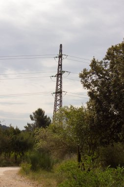 Güç dağıtım pilonu sistemi kırsal kesime ve kırsal kesime yeşil doğalı peyzaj dağı, enerji çevre kavramına dost olun
