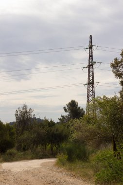 Güç dağıtım pilonu sistemi kırsal kesime ve kırsal kesime yeşil doğalı peyzaj dağı, enerji çevre kavramına dost olun