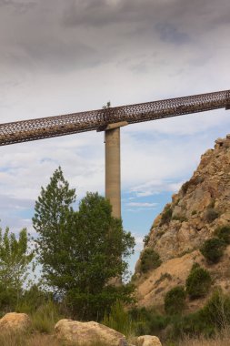 Taş ocağından çıkarılan mineralleri işleme için fabrikaya taşıma bandı büyük farklılıkların üstesinden gelmek için..