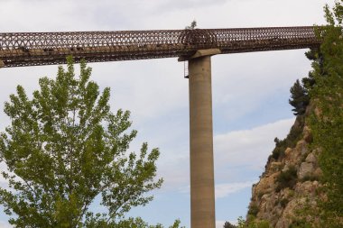 Taş ocağından çıkarılan mineralleri işleme için fabrikaya taşıma bandı büyük farklılıkların üstesinden gelmek için..