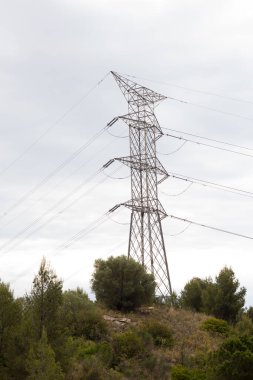 Güç dağıtım pilonu sistemi kırsal kesime ve kırsal kesime yeşil doğalı peyzaj dağı, enerji çevre kavramına dost olun