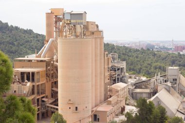 Birkaç yıl önce kapatılmış çimento fabrikası, siloları ve fırınları bomboş duruyor. Barselona yakınlarındaki dağlarda çimento fabrikası..