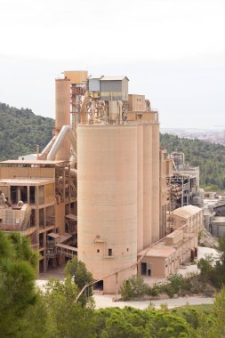 Birkaç yıl önce kapatılmış çimento fabrikası, siloları ve fırınları bomboş duruyor. Barselona yakınlarındaki dağlarda çimento fabrikası..