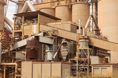 Birkaç yıl önce kapatılmış çimento fabrikası, siloları ve fırınları bomboş duruyor. Barselona yakınlarındaki dağlarda çimento fabrikası..