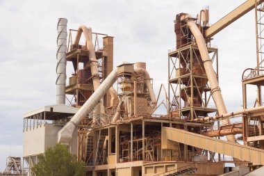 Birkaç yıl önce kapatılmış çimento fabrikası, siloları ve fırınları bomboş duruyor. Barselona yakınlarındaki dağlarda çimento fabrikası..