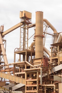 Birkaç yıl önce kapatılmış çimento fabrikası, siloları ve fırınları bomboş duruyor. Barselona yakınlarındaki dağlarda çimento fabrikası..