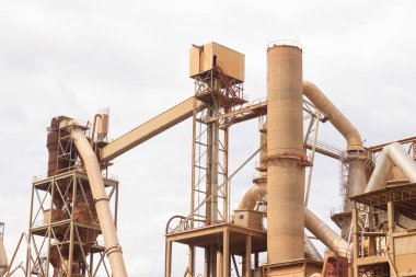 Birkaç yıl önce kapatılmış çimento fabrikası, siloları ve fırınları bomboş duruyor. Barselona yakınlarındaki dağlarda çimento fabrikası..