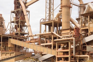 Birkaç yıl önce kapatılmış çimento fabrikası, siloları ve fırınları bomboş duruyor. Barselona yakınlarındaki dağlarda çimento fabrikası..