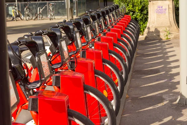 Rote Fahrräder Der Stadt Barcelona Fahrradverleih Der Stadt — Stockfoto