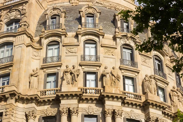 Klasyczne Okna Klasycznych Budynków Centrum Barcelony Modernistyczne Budynki Biura Przedsiębiorstw — Zdjęcie stockowe