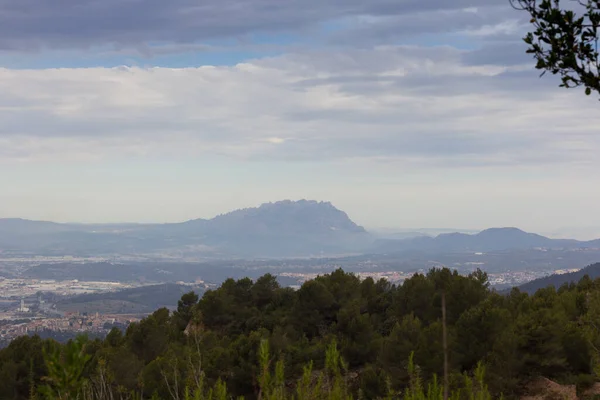 スペイン カタルーニャ バルセロナ近郊から見たモンセラットの山 — ストック写真