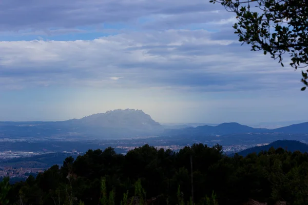 スペイン カタルーニャ バルセロナ近郊から見たモンセラットの山 — ストック写真