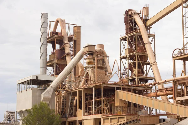 Birkaç yıl önce kapatılmış çimento fabrikası, siloları ve fırınları bomboş duruyor. Barselona yakınlarındaki dağlarda çimento fabrikası..