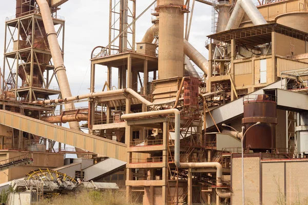 Birkaç yıl önce kapatılmış çimento fabrikası, siloları ve fırınları bomboş duruyor. Barselona yakınlarındaki dağlarda çimento fabrikası..