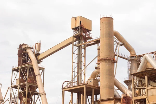 Birkaç yıl önce kapatılmış çimento fabrikası, siloları ve fırınları bomboş duruyor. Barselona yakınlarındaki dağlarda çimento fabrikası..