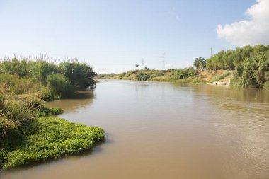 Baix Llobregat bölgesinden geçen Llobregat Nehri Akdeniz 'de ve Barselona şehrinde ağzına çok yakın..