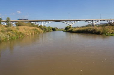 Baix Llobregat bölgesinden geçen Llobregat Nehri Akdeniz 'de ve Barselona şehrinde ağzına çok yakın..