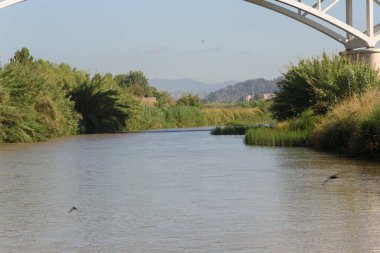 Baix Llobregat bölgesinden geçen Llobregat Nehri Akdeniz 'de ve Barselona şehrinde ağzına çok yakın..