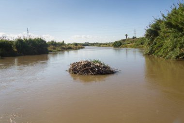 Baix Llobregat bölgesinden geçen Llobregat Nehri Akdeniz 'de ve Barselona şehrinde ağzına çok yakın..