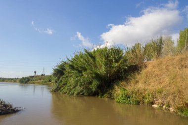 Baix Llobregat bölgesinden geçen Llobregat Nehri Akdeniz 'de ve Barselona şehrinde ağzına çok yakın..
