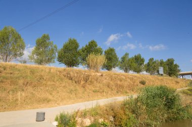 Dağlarda ve nehir kenarında yollar ve patikalar; bisiklet, yürüyüş, koşu ya da yürüyüş için patikalar.