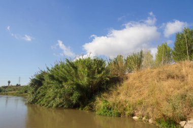 Baix Llobregat bölgesinden geçen Llobregat Nehri Akdeniz 'de ve Barselona şehrinde ağzına çok yakın..