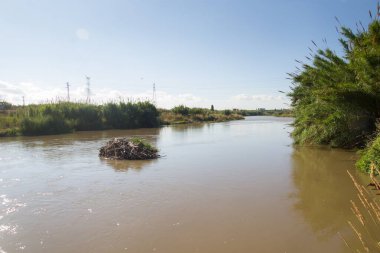 Baix Llobregat bölgesinden geçen Llobregat Nehri Akdeniz 'de ve Barselona şehrinde ağzına çok yakın..
